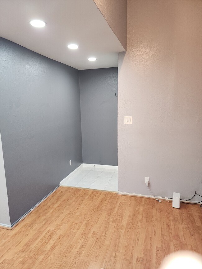 Building Photo - 10047 Westpark Dr