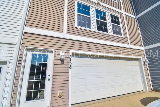 Building Photo - 2 Bedroom 2 Bath Updated Townhome in Ankeny with attached two car garage