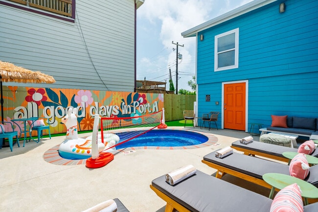 Building Photo - 602 N Palimino Dr