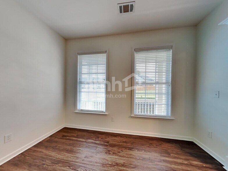 Building Photo - 277 Springs Xing