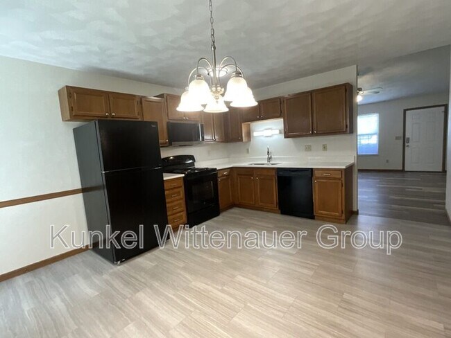 Building Photo - 611 Carol Ann Dr