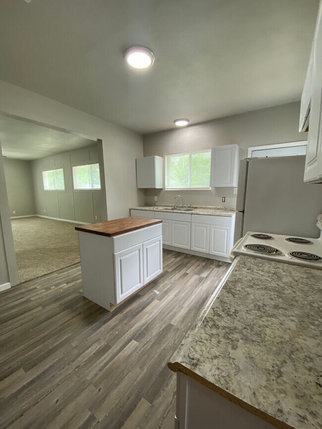 Building Photo - 1101 W Lone Star Ave