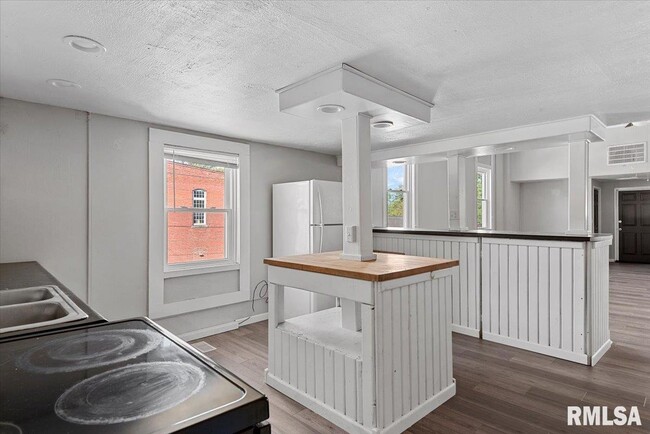 Building Photo - 201 E Main St