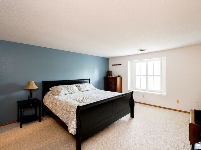 Building Photo - 1810 NE Estate Dr