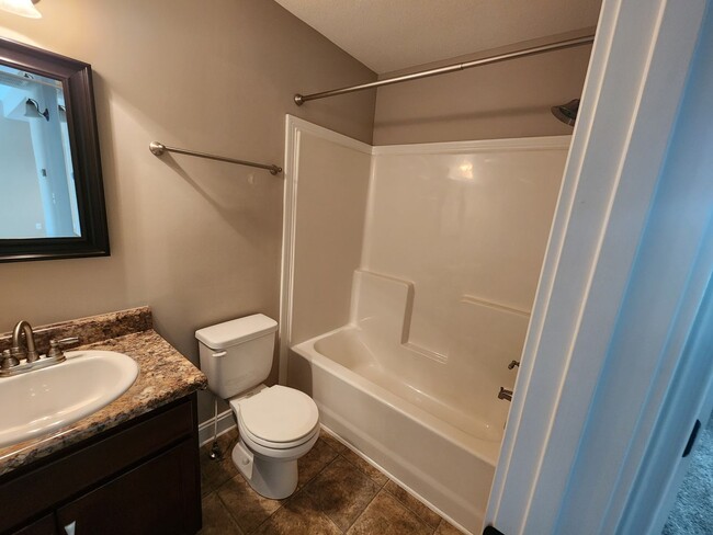 Building Photo - Rent Ready!