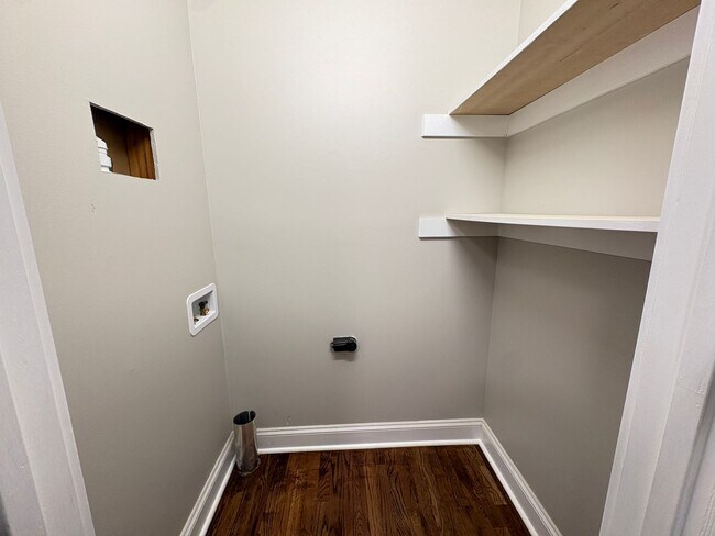Building Photo - 2 Bedroom, 1 Bathroom House in Greensboro!