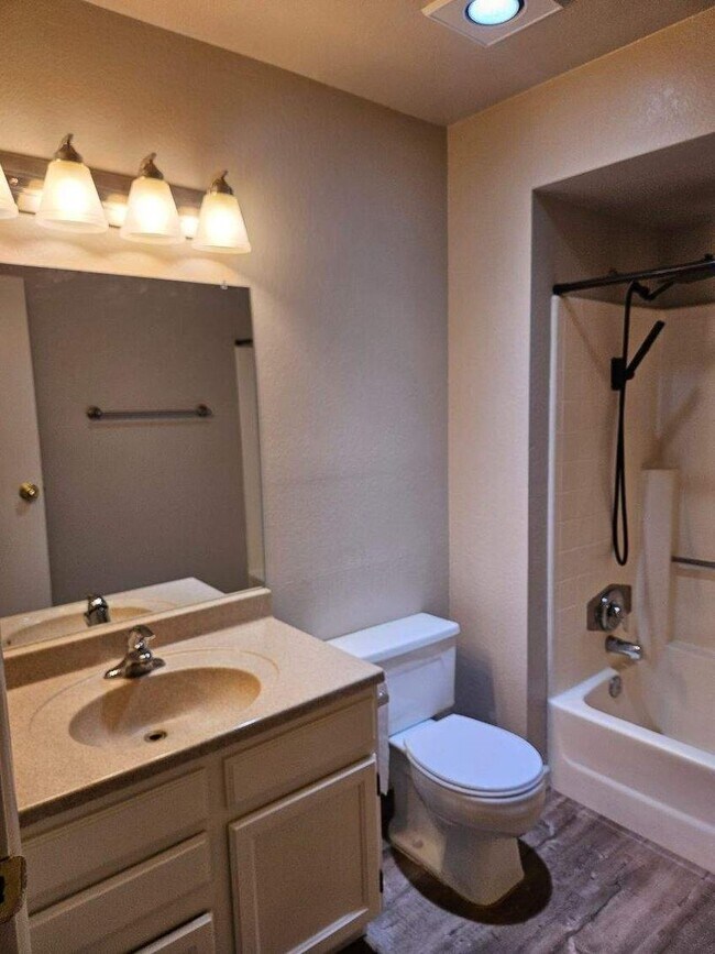 Building Photo - Fantastic 2bdrm condo Union Hills and 19th...