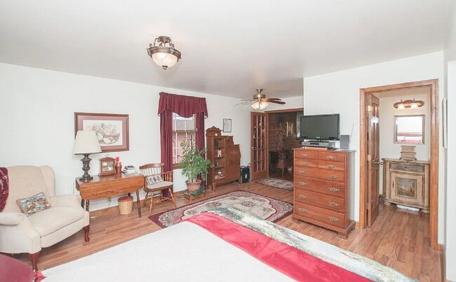 Building Photo - "Charming 2-Bed Home with Spacious 1700 Sq Ft Layout, FENCED yard!"