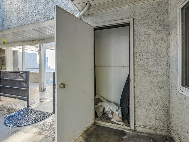 Building Photo - $1,340.95 with $300.00 OFF the FIRST MONTH'S RENT - 2 Bedrooms, 1 Bathroom, Condo in Lakewood wit...