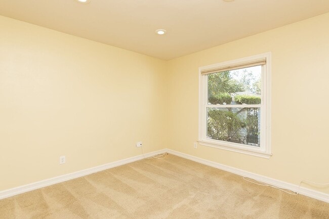 Building Photo - Spacious single level Home with A/C on the Golf Course!