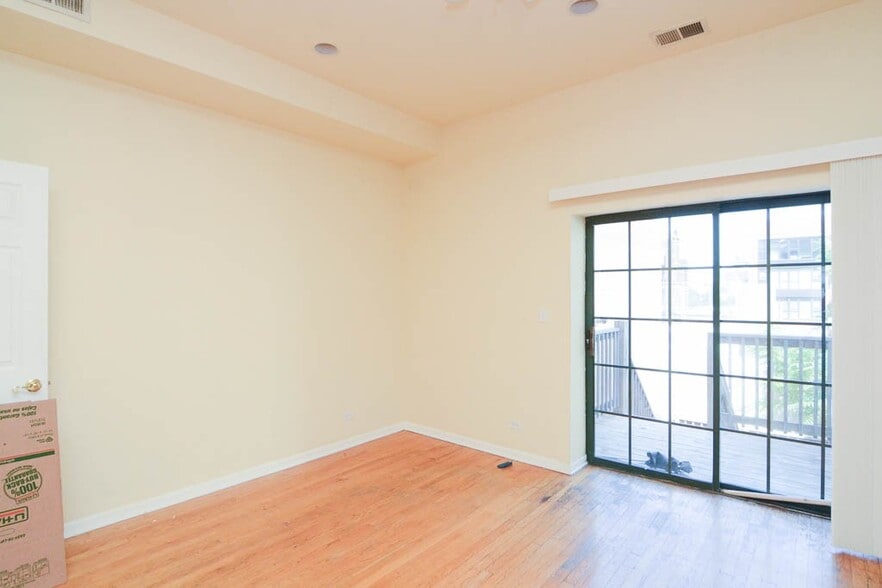 Building Photo - 218 W Division St