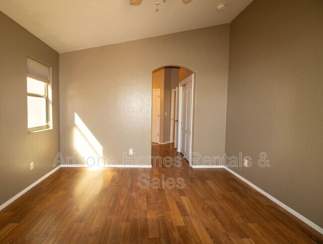Building Photo - 10462 E Rose Hill St