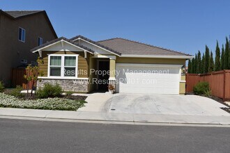 Building Photo - Beautiful Roseville 3 +Den Solar Home