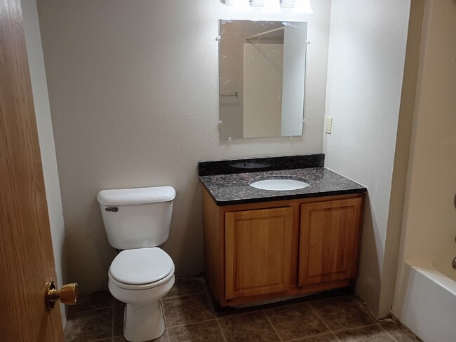 Building Photo - *WINTER MOVE-IN SPECIAL* 3 Bedroom | 2 Bathroom 2nd Floor Unit in Oelwein Available in RIGHT NOW!