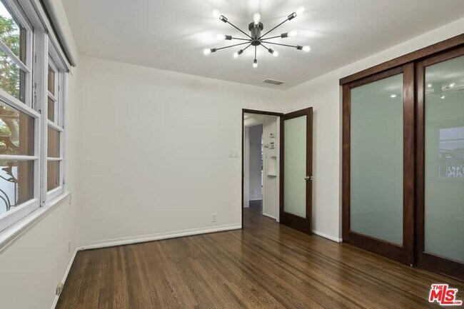 Building Photo - 362 Westbourne Dr