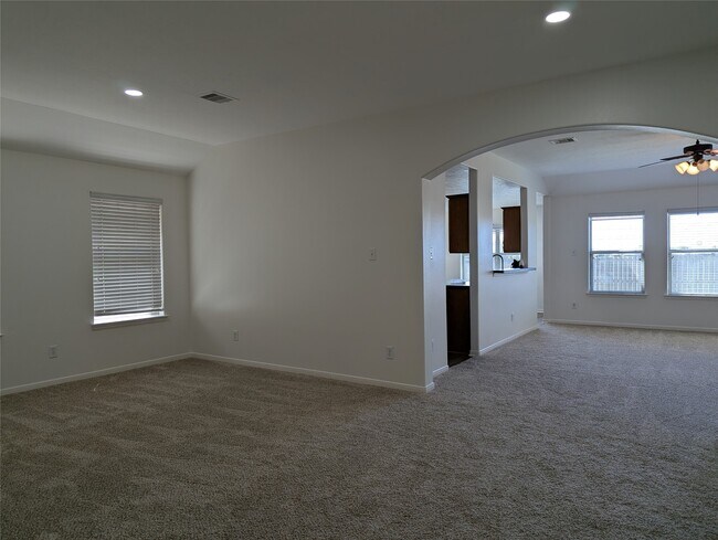 Building Photo - 5618 Savannah Woods Ln