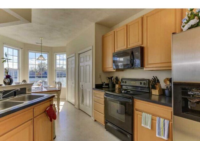 Building Photo - 5236 Summer Crescent