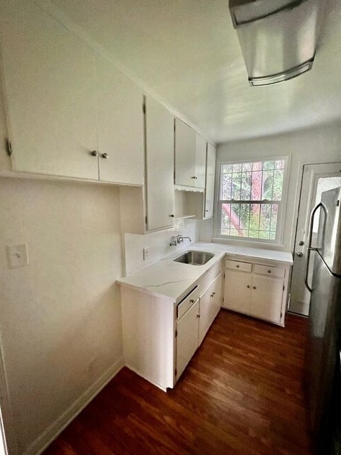 Building Photo - Riverside