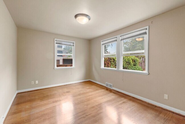 Building Photo - Nice 4-bed, 2-bath single-family home near...