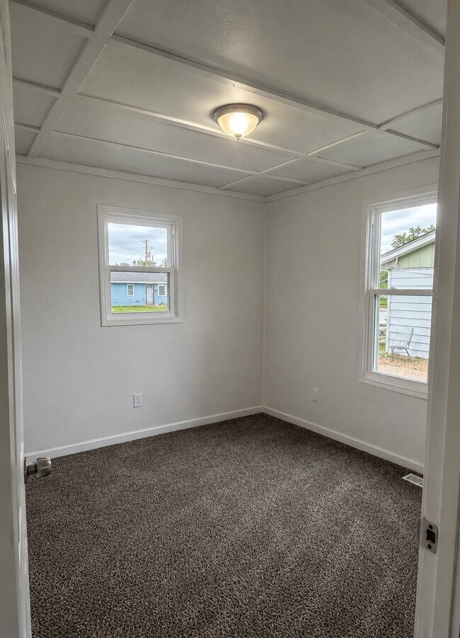 Building Photo - 7 Lazarcheff Dr