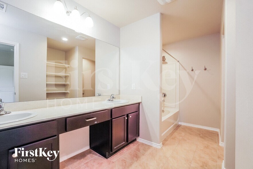 Building Photo - 2623 Lincolns Meadow Dr