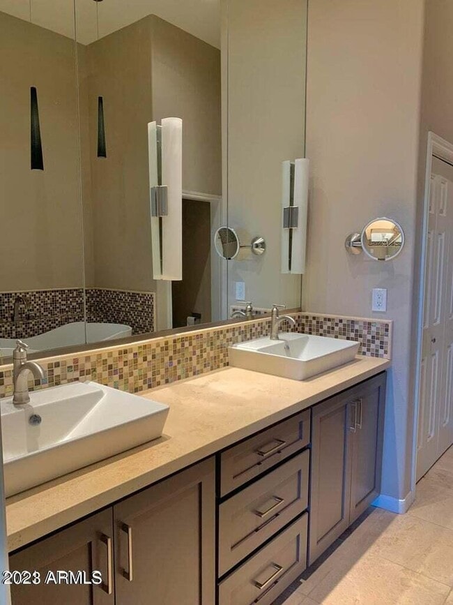 Building Photo - 8245 E Bell Rd