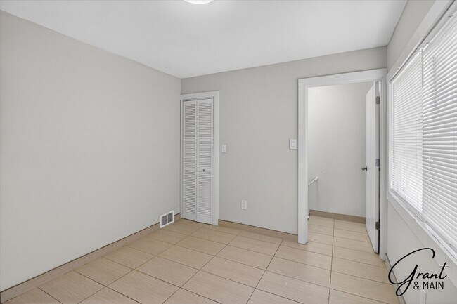 Building Photo - 2315 Yemans St