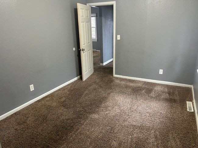 Building Photo - 2 Bedroom House