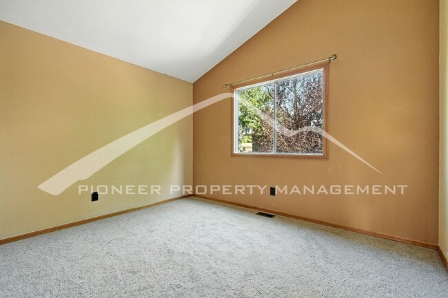 Building Photo - Stunning Home with Central AC and 2-Car Ga...