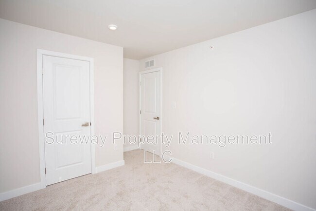 Building Photo - 8 Foxwood Dr