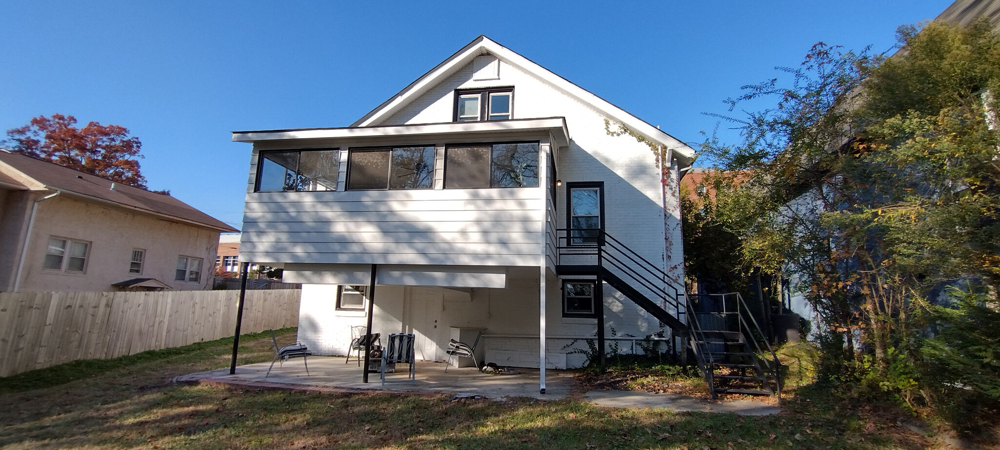 Building Photo - Room in House on Formosa Ave