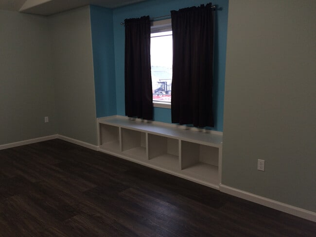 Building Photo - Large Home for Rent in Sage Point Service Area