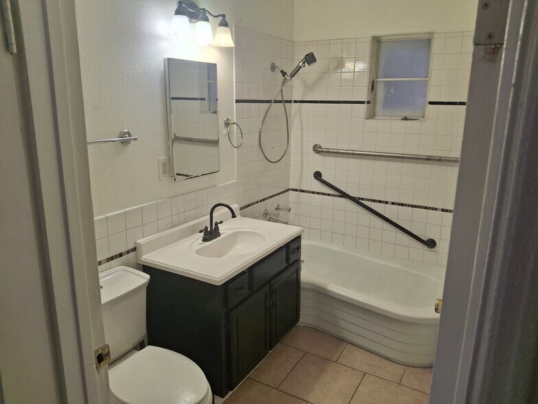 Building Photo - 415 N 13th St