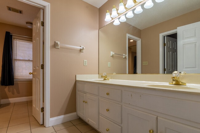 Building Photo - 4135 Knollcrest Cir N