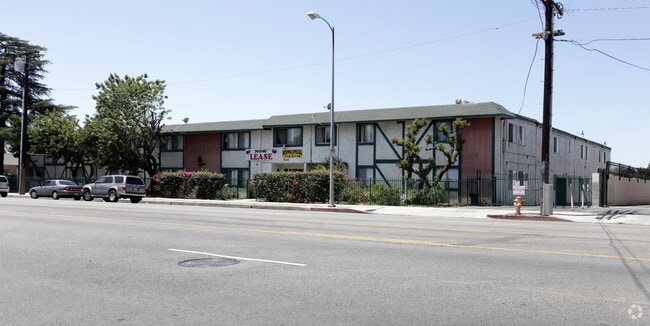 Primary Photo - Vineland Courtyard
