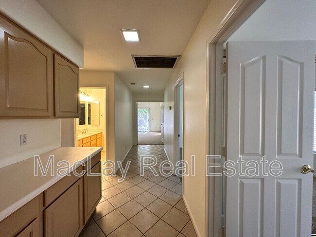 Building Photo - 1667 S Sycamore Pl