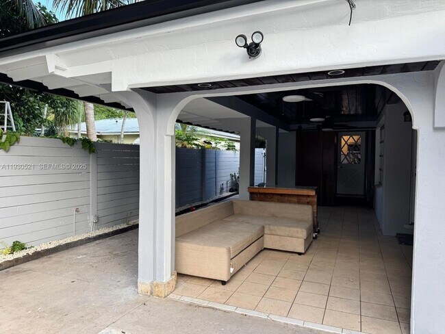 Building Photo - 985 NE 115th St