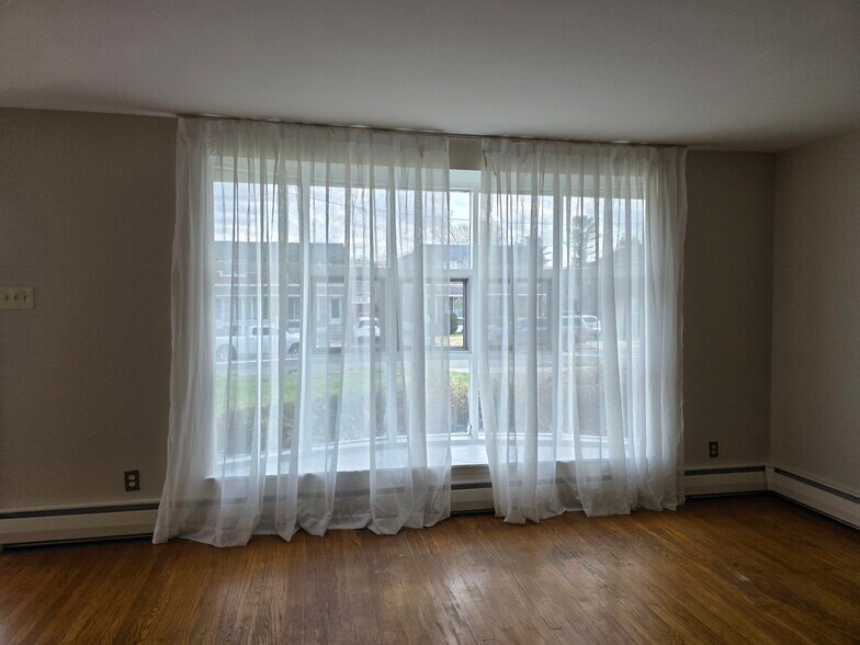 Living room with large bay window - 20 W Marthart Ave