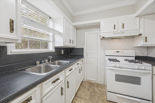 Building Photo - 218 W 15th St