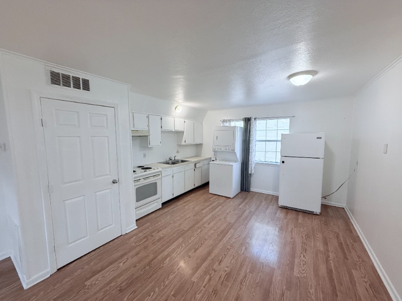 Building Photo - 629 Papworth Ave