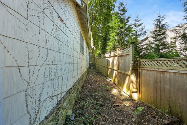 Building Photo - 14 Grove Ln