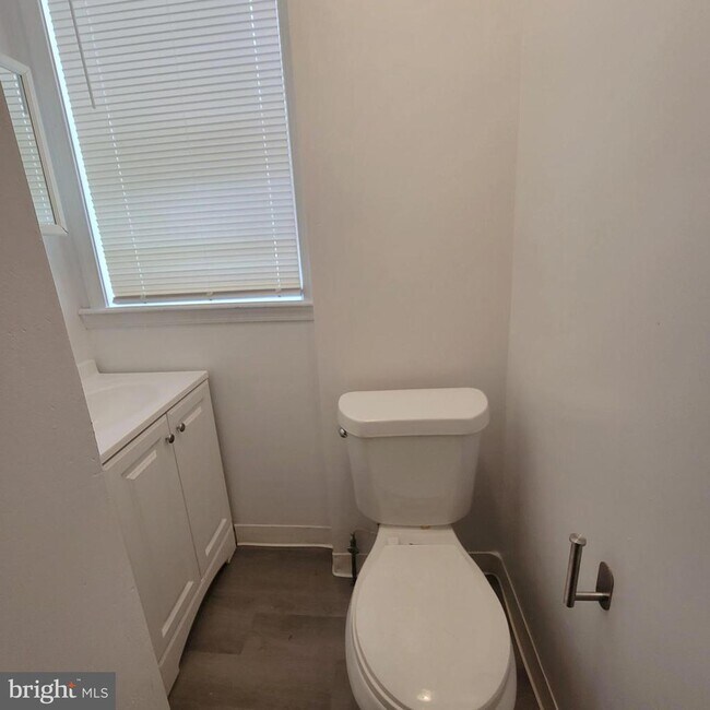 Building Photo - 5426 Regent St