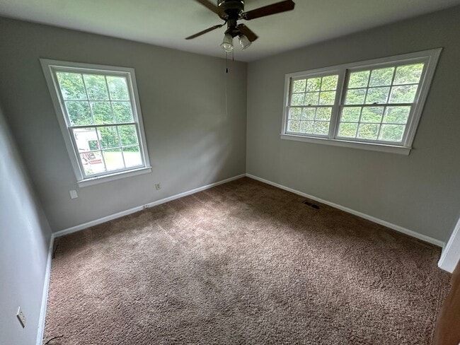 Building Photo - 3 Bedrooms, 1 Bathroom - Lindale House