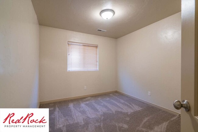 Building Photo - Beautiful 3 bedroom, 2.5 bathroom Townhome...