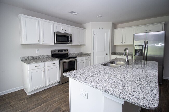 Building Photo - Gorgeous 3 Bedroom, 2 Bath - Available Mid...