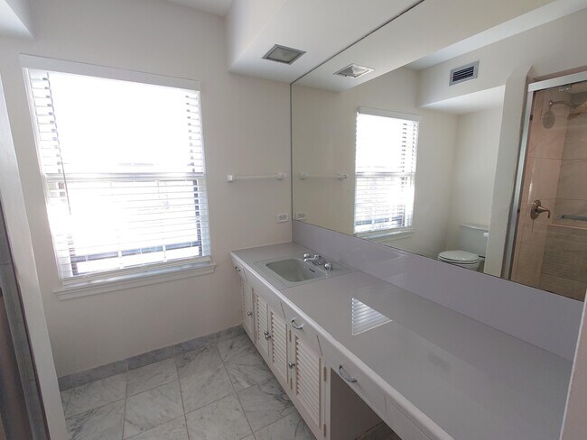 Building Photo - 3200 E Hampshire St