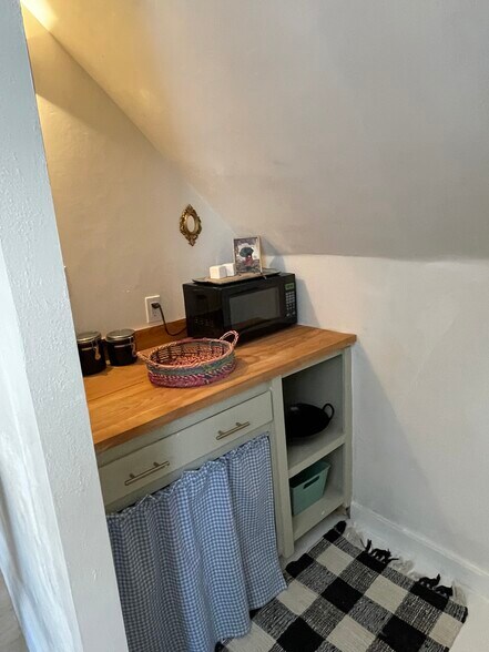 Building Photo - 218 S Jackson St