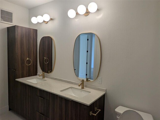 Building Photo - 1701 Simond Ave