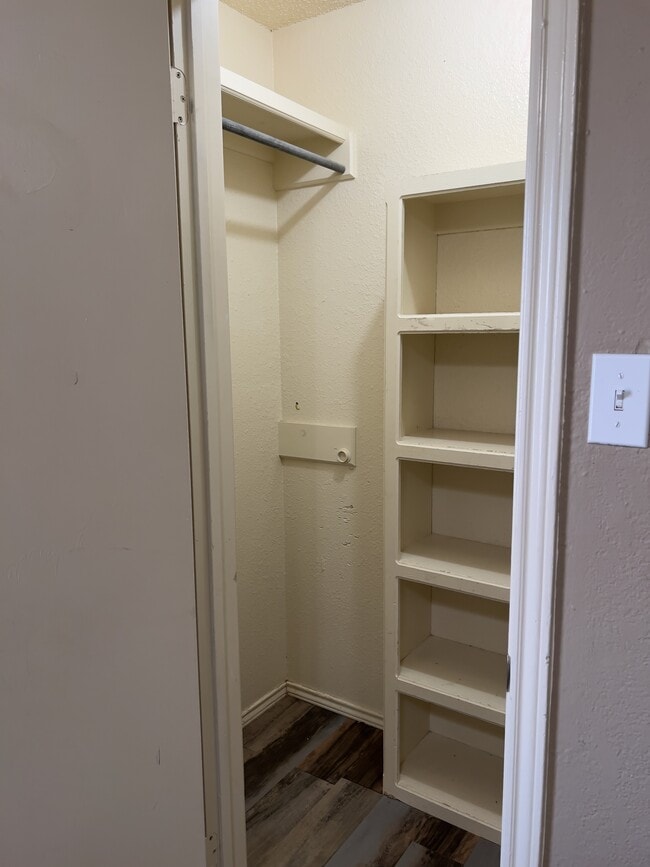 Building Photo - 302 E 17th St