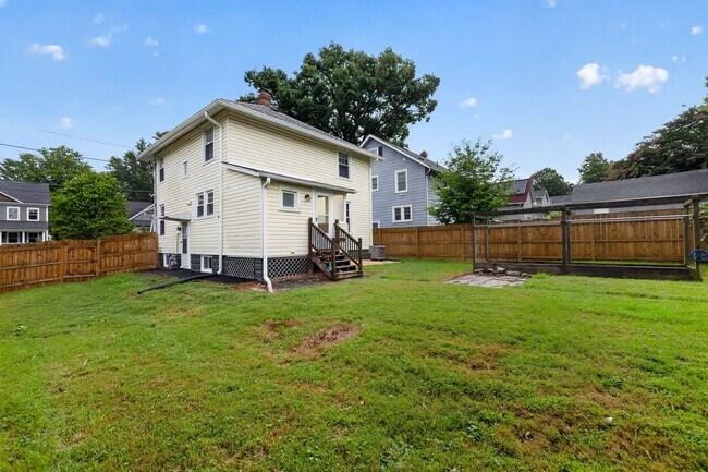 Building Photo - 907 Grandin Ave
